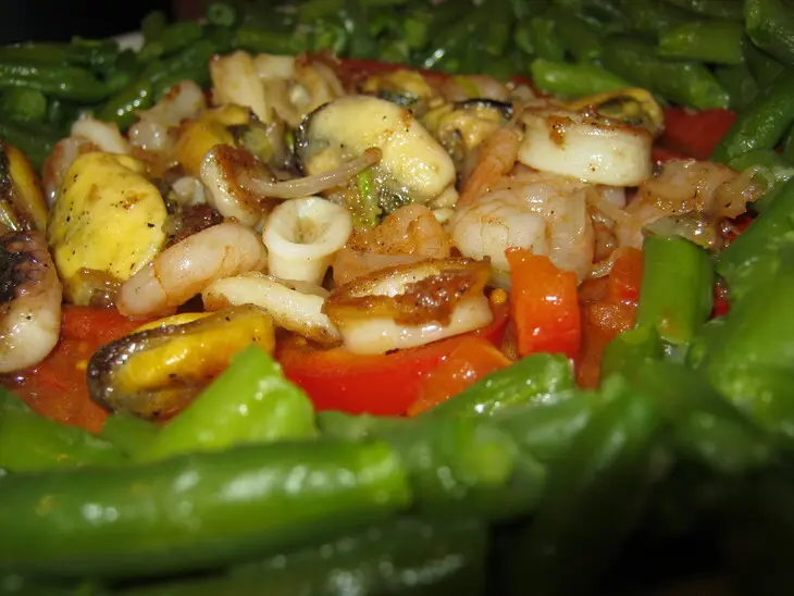 Коктейль из морепродуктов  с овощами=): шаг 10