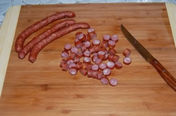 Мексиканский салат с кукурузой и колбасками: шаг 1