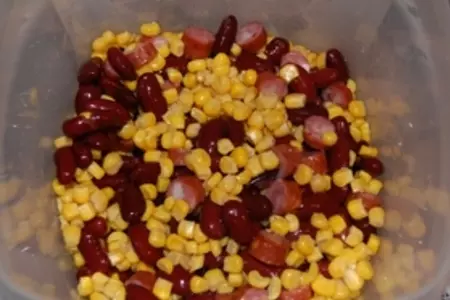 Мексиканский салат с кукурузой и колбасками: шаг 2