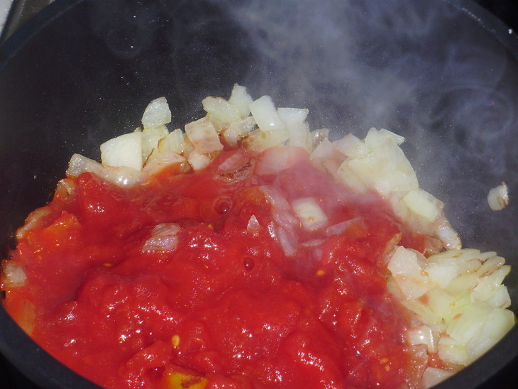Яйца под горячим томатным соусом: шаг 1