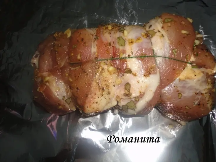 Запеченый свиной рулет с зеленью, сыром и маринованным огурчиком: шаг 1