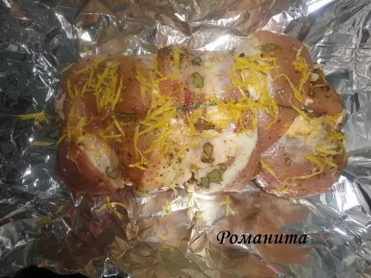 Запеченый свиной рулет с зеленью, сыром и маринованным огурчиком: шаг 2