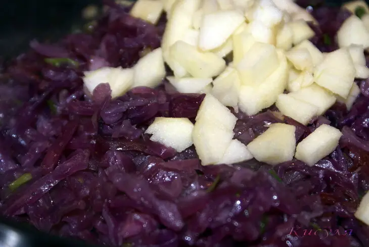 Краснокочанная капуста с брусникой и яблоками: шаг 2
