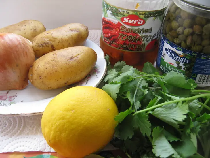 Картофельный салат с каперсами и кинзой ("potato salad with fresh corisnder and capers"): шаг 1