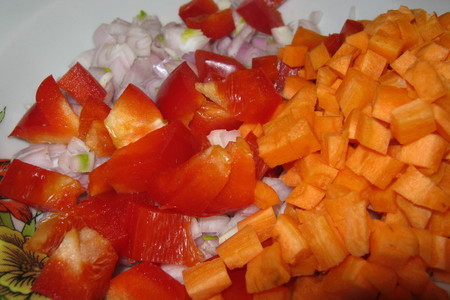 Макарошки-перышки с соусом из овощей с черри + пангасиус в панировке)))): шаг 1