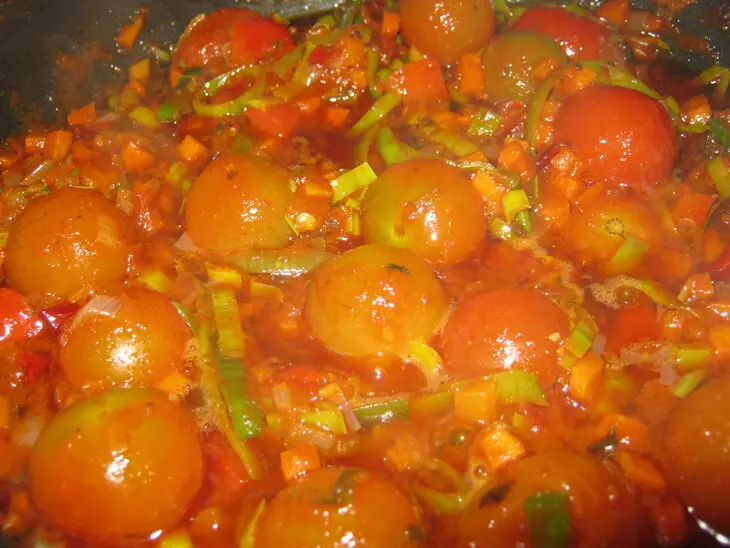 Макарошки-перышки с соусом из овощей с черри + пангасиус в панировке)))): шаг 5