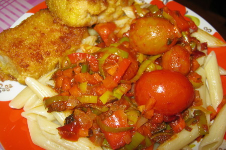 Макарошки-перышки с соусом из овощей с черри + пангасиус в панировке)))): шаг 10