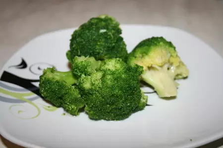 Салат-коктейль с брокколи и морепродуктами: шаг 1