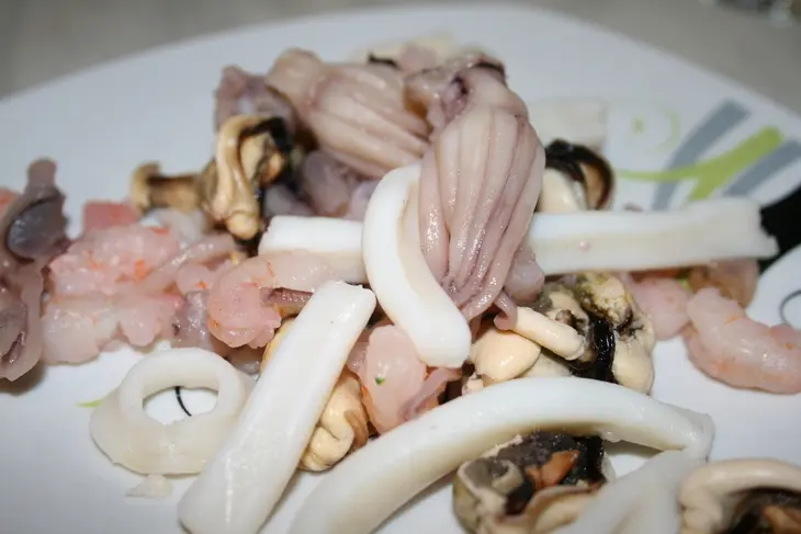 Салат-коктейль с брокколи и морепродуктами: шаг 3