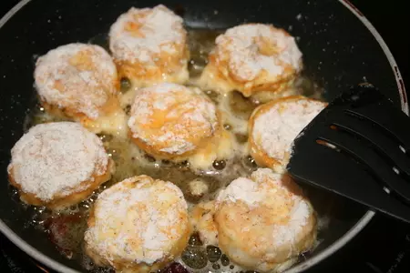 Зеленый салат с авокадо и жареным сыром: шаг 3