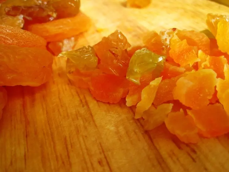Солнечные морковные биточки с курагой, изюмом, яблоком для таси и ее мамы наташи: шаг 2