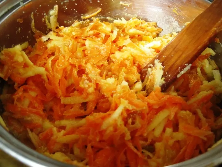 Солнечные морковные биточки с курагой, изюмом, яблоком для таси и ее мамы наташи: шаг 3