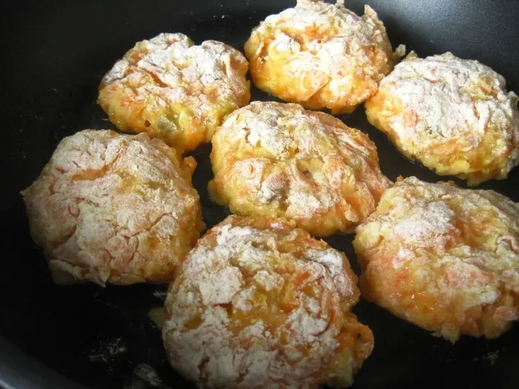 Солнечные морковные биточки с курагой, изюмом, яблоком для таси и ее мамы наташи: шаг 5