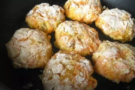 Солнечные морковные биточки с курагой, изюмом, яблоком для таси и ее мамы наташи: шаг 5