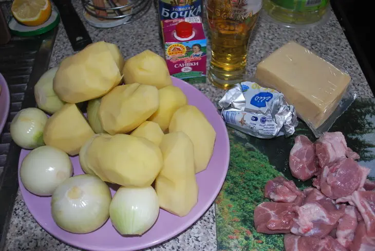 Картофельно-луковая запеканка с мясом: шаг 1