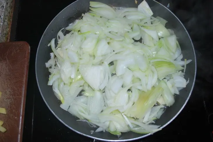 Картофельно-луковая запеканка с мясом: шаг 2
