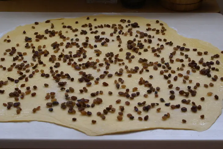 Быстрое дрожжевое тесто и булочки с изюмом :s: шаг 17