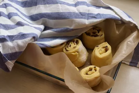 Быстрое дрожжевое тесто и булочки с изюмом :s: шаг 21