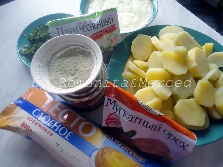 Слоеный пирог с рыбой и картофелем: шаг 1