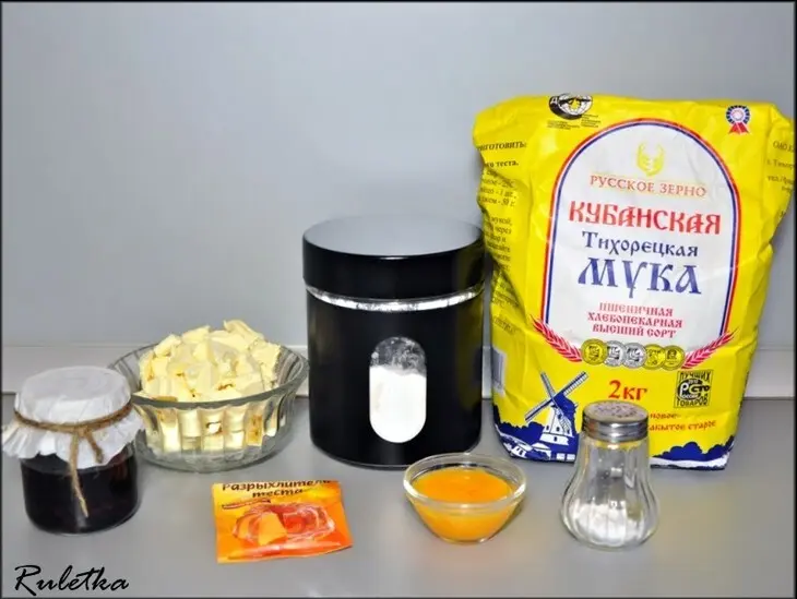 Пирожные с вишнёвой прослойкой, суфле и шоколадом "фламинго".: шаг 1