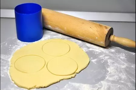 Пирожные с вишнёвой прослойкой, суфле и шоколадом "фламинго".: шаг 5
