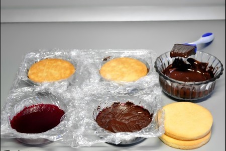 Пирожные с вишнёвой прослойкой, суфле и шоколадом "фламинго".: шаг 10