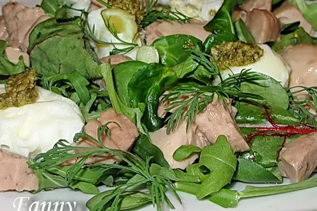 Салат с печенью трески, перепелиными яйцами-пашот и соусом песто: шаг 4