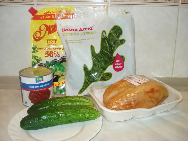 Салат "червонец" с  пряной рукколой от "белой дачи", копченой курицей, огурцом и фасолью: шаг 1
