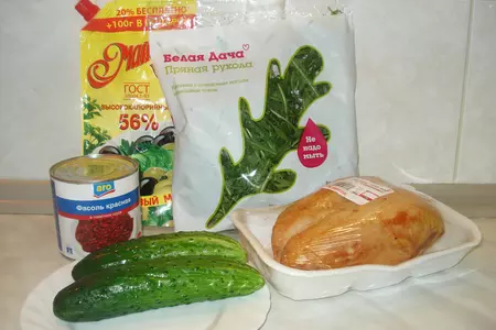 Салат "червонец" с  пряной рукколой от "белой дачи", копченой курицей, огурцом и фасолью: шаг 1