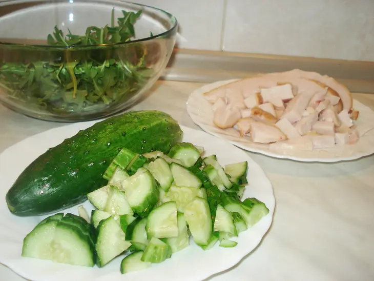 Салат "червонец" с  пряной рукколой от "белой дачи", копченой курицей, огурцом и фасолью: шаг 3