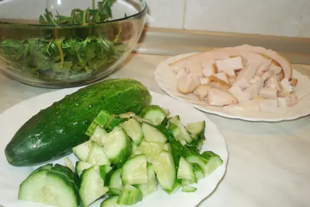 Салат "червонец" с  пряной рукколой от "белой дачи", копченой курицей, огурцом и фасолью: шаг 3