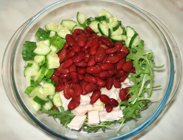 Салат "червонец" с  пряной рукколой от "белой дачи", копченой курицей, огурцом и фасолью: шаг 4