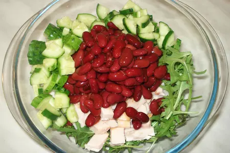 Салат "червонец" с  пряной рукколой от "белой дачи", копченой курицей, огурцом и фасолью: шаг 4