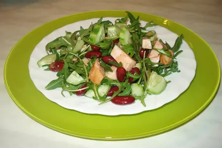 Салат "червонец" с  пряной рукколой от "белой дачи", копченой курицей, огурцом и фасолью: шаг 5