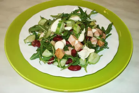 Салат "червонец" с  пряной рукколой от "белой дачи", копченой курицей, огурцом и фасолью: шаг 6