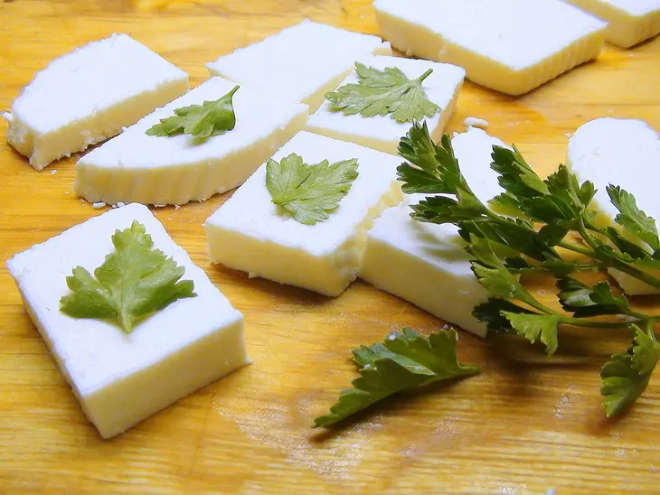 Салат с клубникой, жаренный сыром и миндалём: шаг 2