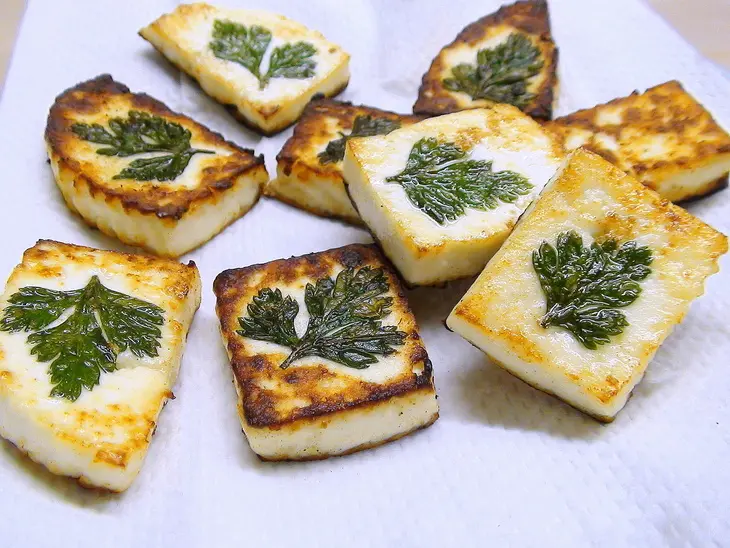 Салат с клубникой, жаренный сыром и миндалём: шаг 3