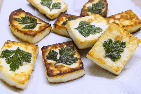 Салат с клубникой, жаренный сыром и миндалём: шаг 3