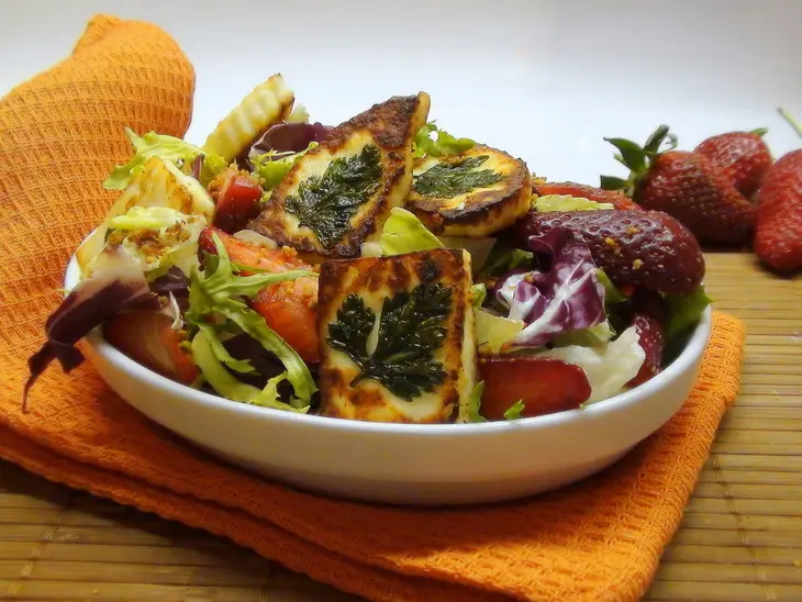 Салат с клубникой, жаренный сыром и миндалём: шаг 5