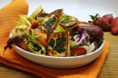 Салат с клубникой, жаренный сыром и миндалём: шаг 5