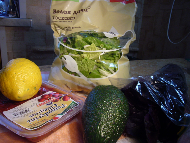 Зелёный салат с авокадо, вялеными томатами и заправкой из козьего сыра.: шаг 1