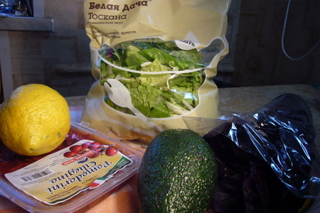 Зелёный салат с авокадо, вялеными томатами и заправкой из козьего сыра.: шаг 1