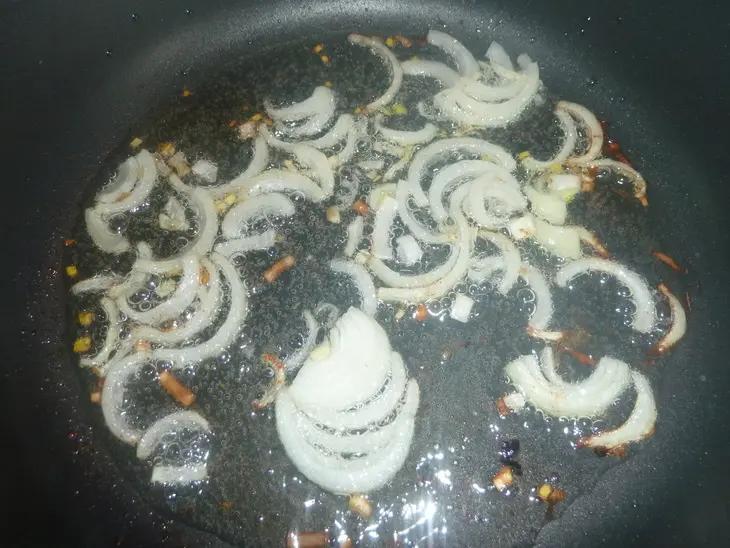Свекольный салат с шампиньонами, сливочной заправкой и "лысыми" грецкими орехами: шаг 1