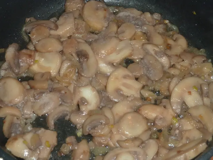Свекольный салат с шампиньонами, сливочной заправкой и "лысыми" грецкими орехами: шаг 2