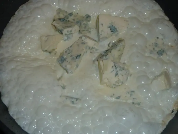 Свекольный салат с шампиньонами, сливочной заправкой и "лысыми" грецкими орехами: шаг 3