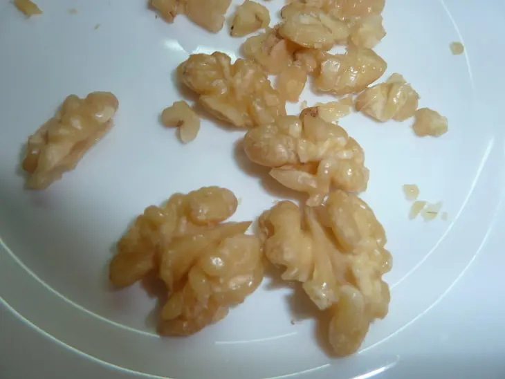 Свекольный салат с шампиньонами, сливочной заправкой и "лысыми" грецкими орехами: шаг 4
