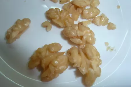Свекольный салат с шампиньонами, сливочной заправкой и "лысыми" грецкими орехами: шаг 4