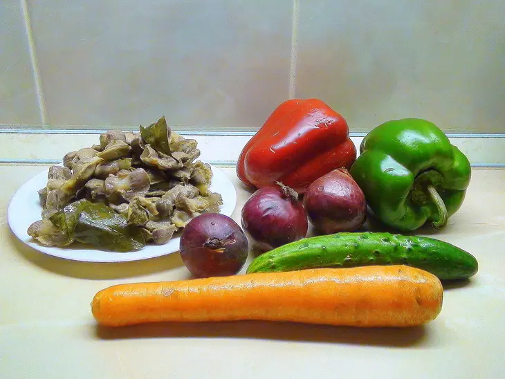 Острый овощной салат с куриными желудками.: шаг 1