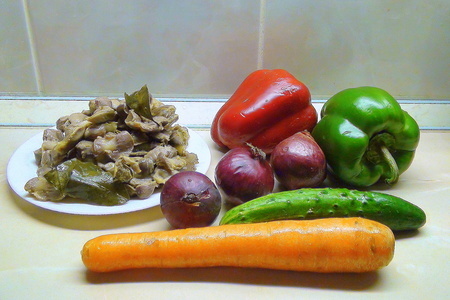 Острый овощной салат с куриными желудками.: шаг 1