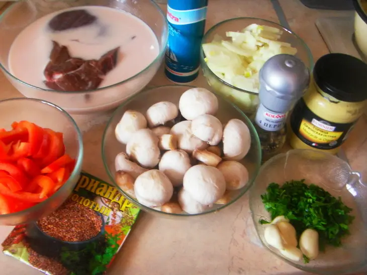 Печень,запечённая с овощами и грибами.: шаг 1